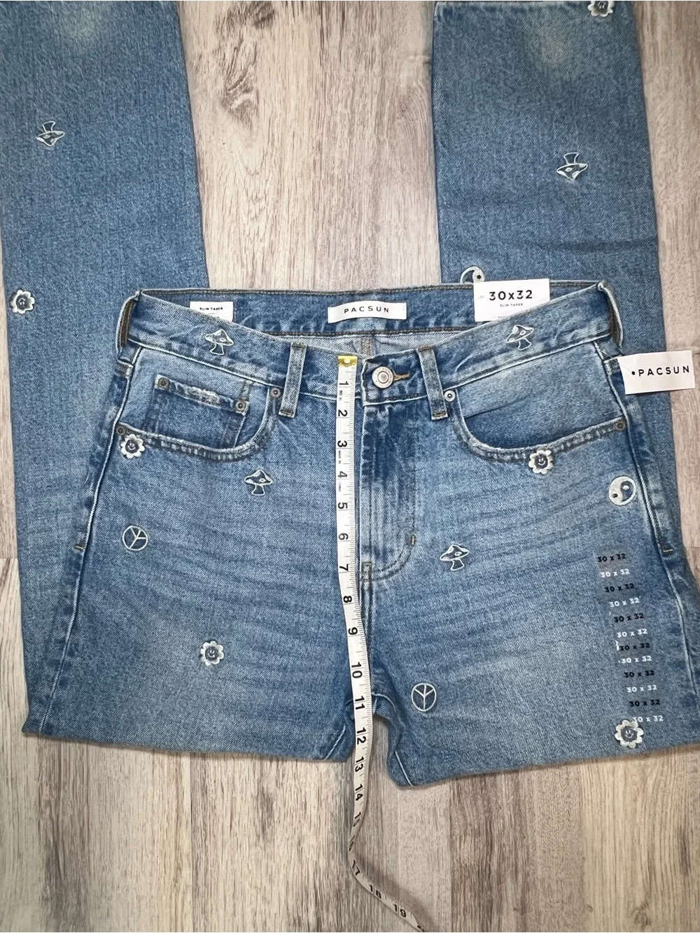 PacSun Medium Blue Embroidered Motif Jeans Slim Taper Size 30x32 NWT .